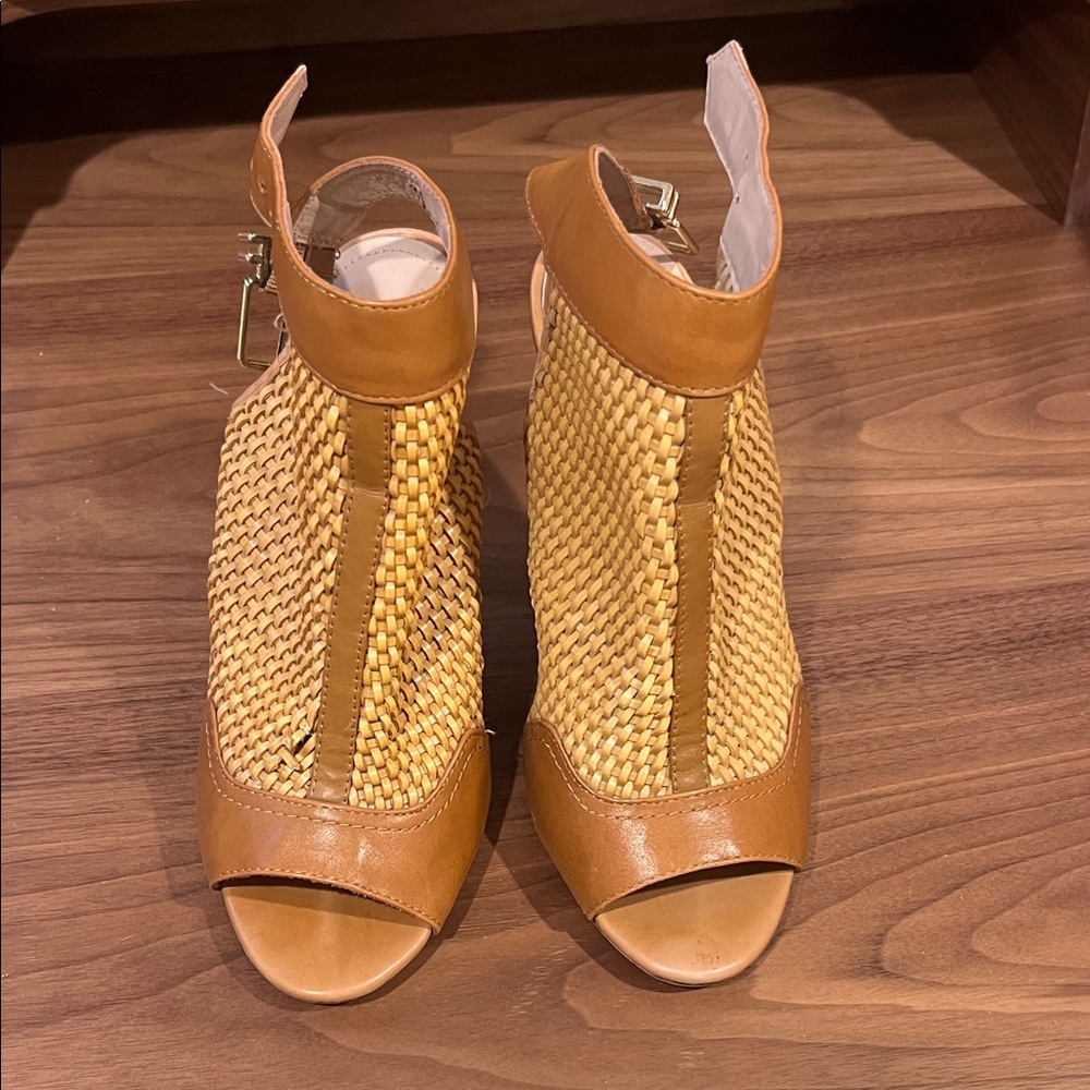 Pour La Victoire Tan Woven Heels (used)